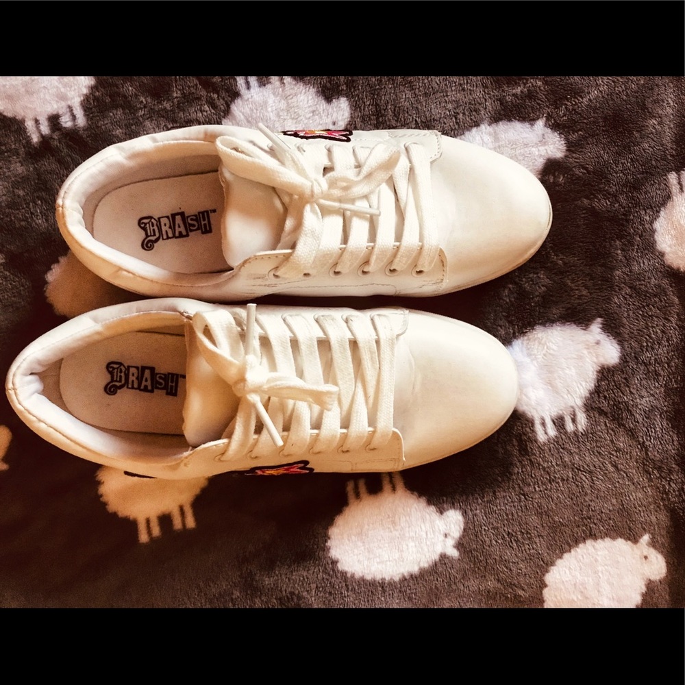 White sneakers with the embroidery flower
